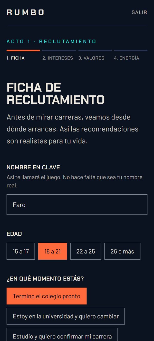 Captura de Rumbo: Ficha de reclutamiento. Nombre en clave «Faro», edad 18 a 21, momento «Termino el colegio pronto», ciudad, presupuesto para estudiar «Universidad pública», si se mudaría «Al extranjero» y tiempo para estudiar.